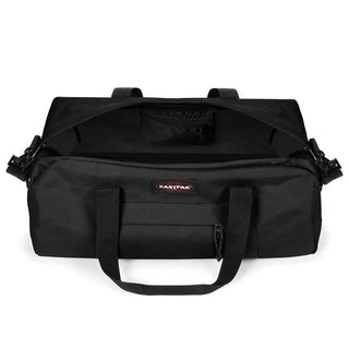 Eastpak Stand+ Duffelbag 34L - Black, fotad mot en vit bakgrund.