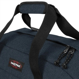 Eastpak Terminal+ Duffelbag 96L - Black Denim, fotad mot en vit bakgrund.