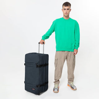 Eastpak Transit'R Stor Resväska - Triple Denim, fotad mot en vit bakgrund.