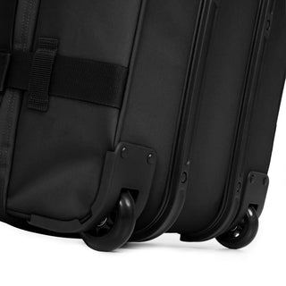 Eastpak Transit'R Mellanstor Resväska - Black, fotad mot en vit bakgrund.