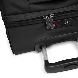 Eastpak Transit'R Mellanstor Resväska - Black, fotad mot en vit bakgrund.