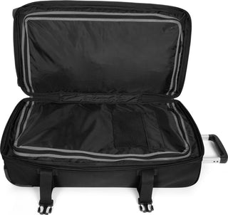 Eastpak Transit'R Mellanstor Resväska - Black, fotad mot en vit bakgrund.