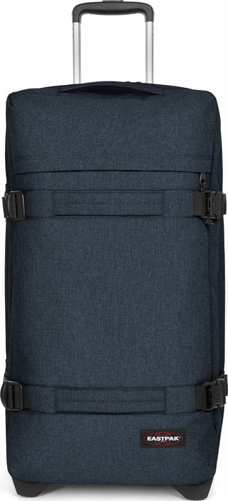 Eastpak Transit'R Mellanstor Resväska - Triple Denim, fotad mot en vit bakgrund.