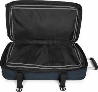 Eastpak Transit'R Mellanstor Resväska - Triple Denim, fotad mot en vit bakgrund.