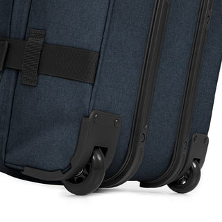 Eastpak Transit'R Mellanstor Resväska - Triple Denim, fotad mot en vit bakgrund.