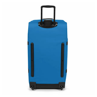 Eastpak Tranverz Stor Resväska - Bubble Blue, fotad mot en vit bakgrund.
