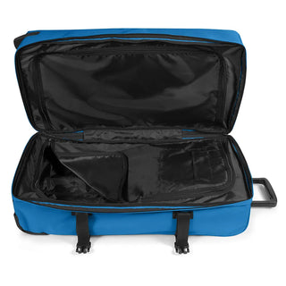 Eastpak Tranverz Stor Resväska - Bubble Blue, fotad mot en vit bakgrund.