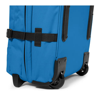 Eastpak Tranverz Mellanstor Resväska - Bubble Blue, fotad mot en vit bakgrund.