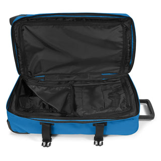 Eastpak Tranverz Mellanstor Resväska - Bubble Blue, fotad mot en vit bakgrund.