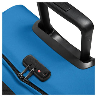 Eastpak Tranverz Mellanstor Resväska - Bubble Blue, fotad mot en vit bakgrund.