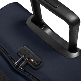 Eastpak Tranverz S Kabinväska 51cm - Ultra Marine, fotad mot en vit bakgrund.
