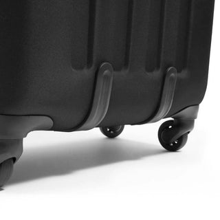 Eastpak Tranzshell Mellanstor Resväska 67cm - Black, fotad mot en vit bakgrund.