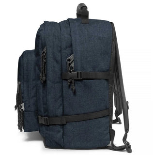 Eastpak Ultimate Ryggsäck - Triple Denim, fotad mot en vit bakgrund.