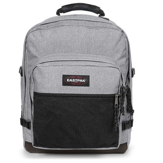 Eastpak Ultimate Ryggsäck - Sunday Grey, fotad mot en vit bakgrund.