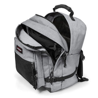 Eastpak Ultimate Ryggsäck - Sunday Grey, fotad mot en vit bakgrund.