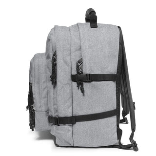 Eastpak Ultimate Ryggsäck - Sunday Grey, fotad mot en vit bakgrund.