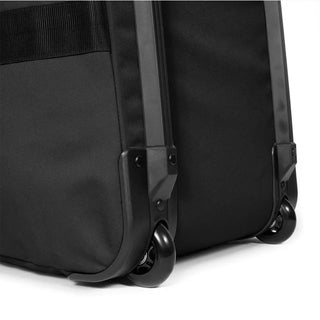 Eastpak Warehouse + Resväska/Duffelbag - Black, fotad mot en vit bakgrund.
