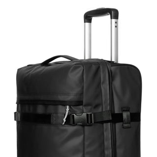 Eastpak Transit'R S Kabinväska -  Tarp Black, fotad mot en vit bakgrund.