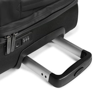 Eastpak Transit'R S Kabinväska -  Tarp Black, fotad mot en vit bakgrund.