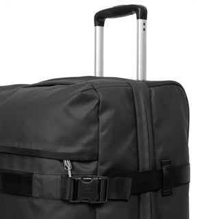 Eastpak Transit'R Mellanstor Resväska - Tarp Black, fotad mot en vit bakgrund.