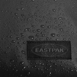 Eastpak Transit'R Mellanstor Resväska - Tarp Black, fotad mot en vit bakgrund.