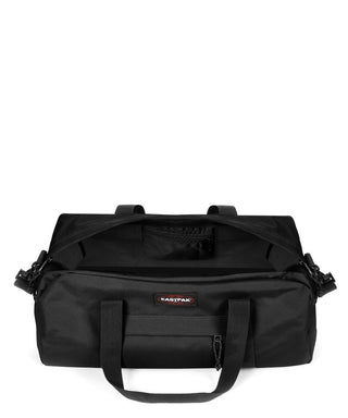 Eastpak Station + Duffelbag - Black, fotad mot en vit bakgrund.