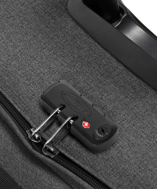 Eastpak Tranverz Mellanstor Resväska - Black Denim, fotad mot en vit bakgrund.