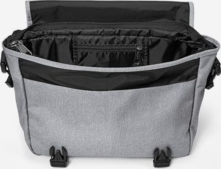 Eastpak JR Axelremsväska - Sunday Grey, fotad mot en vit bakgrund.