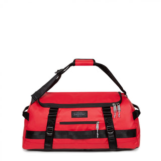 Eastpak Duffel Pack S - Tarp Red, fotad mot en vit bakgrund.