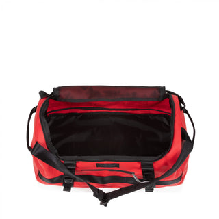 Eastpak Duffel Pack S - Tarp Red, fotad mot en vit bakgrund.