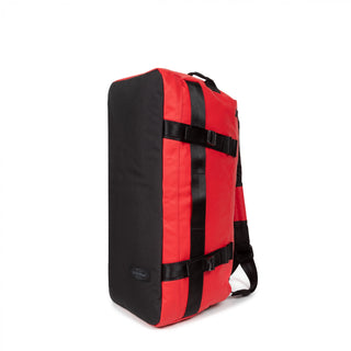 Eastpak Duffel Pack S - Tarp Red, fotad mot en vit bakgrund.