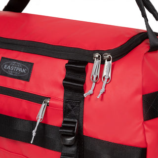 Eastpak Duffel Pack S - Tarp Red, fotad mot en vit bakgrund.