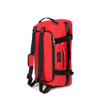 Eastpak Duffel Pack S - Tarp Red, fotad mot en vit bakgrund.