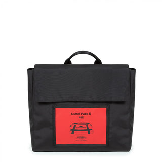 Eastpak Duffel Pack S - Tarp Red, fotad mot en vit bakgrund.