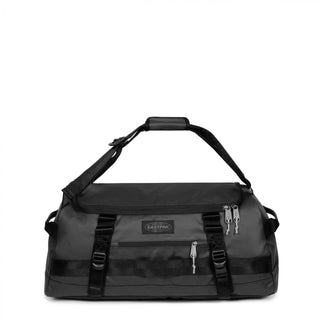 Eastpak Duffel Pack S - Tarp Black, fotad mot en vit bakgrund.