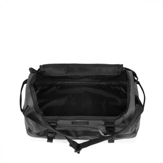 Eastpak Duffel Pack S - Tarp Black, fotad mot en vit bakgrund.