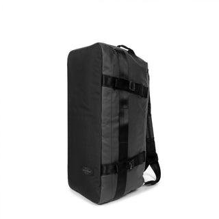Eastpak Duffel Pack S - Tarp Black, fotad mot en vit bakgrund.