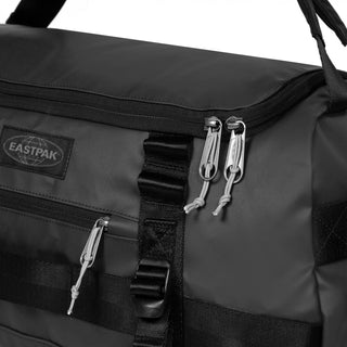 Eastpak Duffel Pack S - Tarp Black, fotad mot en vit bakgrund.