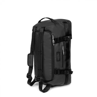 Eastpak Duffel Pack S - Tarp Black, fotad mot en vit bakgrund.