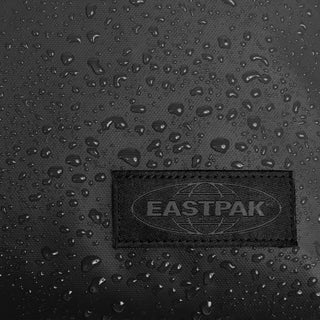 Eastpak Duffel Pack S - Tarp Black, fotad mot en vit bakgrund.