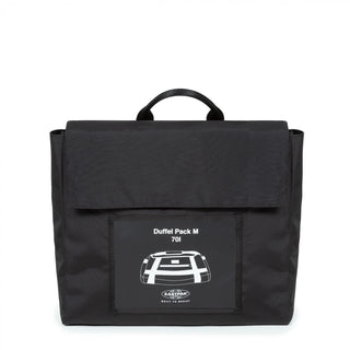 Eastpak Duffel Pack S - Tarp Black, fotad mot en vit bakgrund.