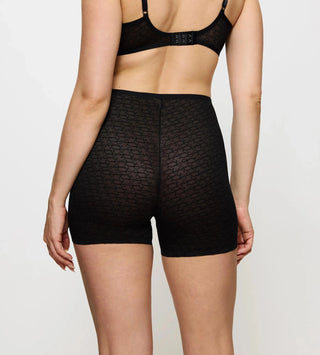 Triumph Signature Lace Smooth Shorts bakifrån, visar perfekt passform och osynliga kanter