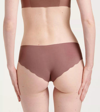 Modell bär Sloggi ZERO Modal Hipster i färgen Cacao bakifrån, visar heltäckande passform med mjukt och följsamt material