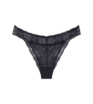 Triumph Lace Series Brazilian Brief – produktbild mot vit bakgrund med låg täckning och spetsdetaljer