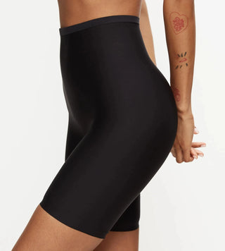 Modell visar Triumph Smart Series Soft Shaping Panty från sidan, framhäver stretchigt tyg och magkontroll