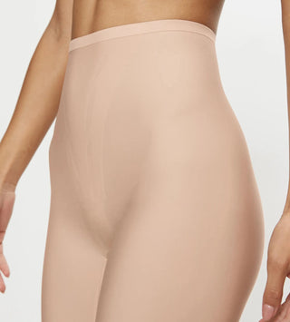 Modell visar Triumph Smart Series Soft Shaping Panty från sidan, framhäver stretchigt tyg och magkontroll
