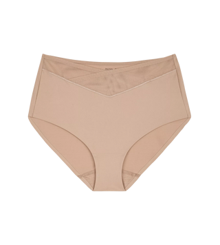 Beige Shape Sensation Maxi Brief i Smooth Skin med dekorativ meshinsats på midjan och limmade benslut, frilagd mot vit bakgrund.