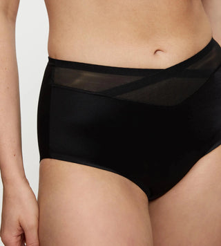 Närbild från sidan på Shape Sensation Maxi Brief i svart, framhäver dekorativ mesh på midjan och limmade benslut.