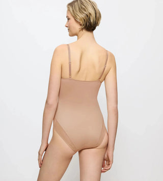 Formande body i Smooth Skin sedd bakifrån på modell, med diskret rynkad söm och slät, kroppsnära passform.