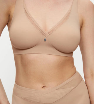 Närbild framifrån på beige Shape Sensation-bh, visar sömlösa avslut och stretchig passform för naturlig form.